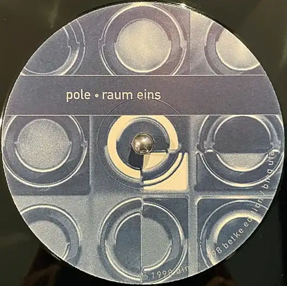 POLE / RAUM EINS  RAUM ZWEI