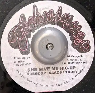GREGORY ISAACS & TIGER ‎/ SHE GIVE ME HIC-UP